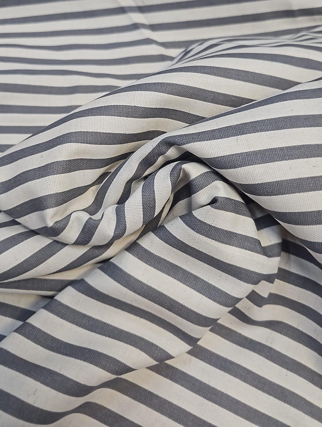 Linho com viscose strip Cinza com creme- Comprimento 2,50 m x Largura 1,50 m 