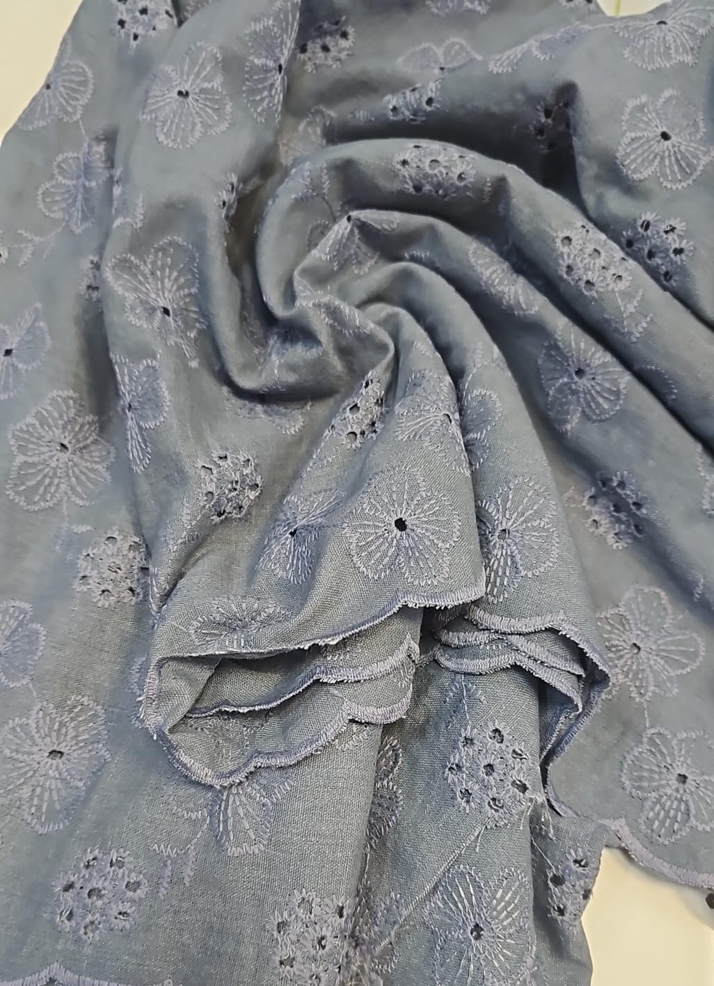 Linho trovata bordada azul jeans  - Comprimento 2 m x Largura 1,45 m 