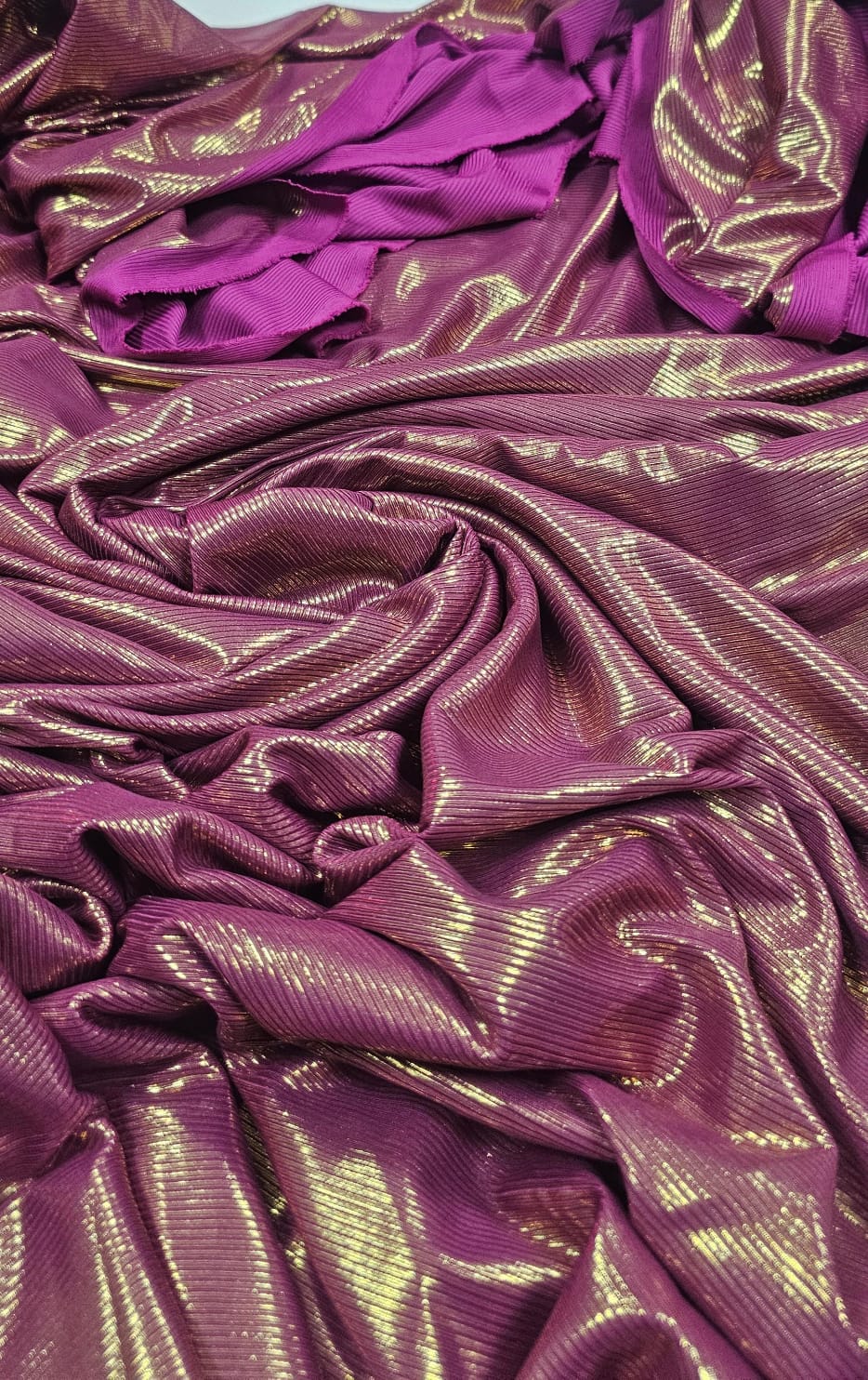 Malha fucsia plissada com foil - Largura 1,45 m x Comprimento 3,50 m 