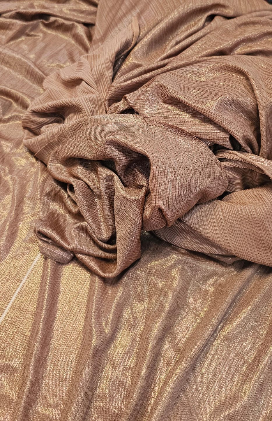Malha glow bronze com defeito (fio puxado) - Comprimento 4 m x Largura 1,40 m 