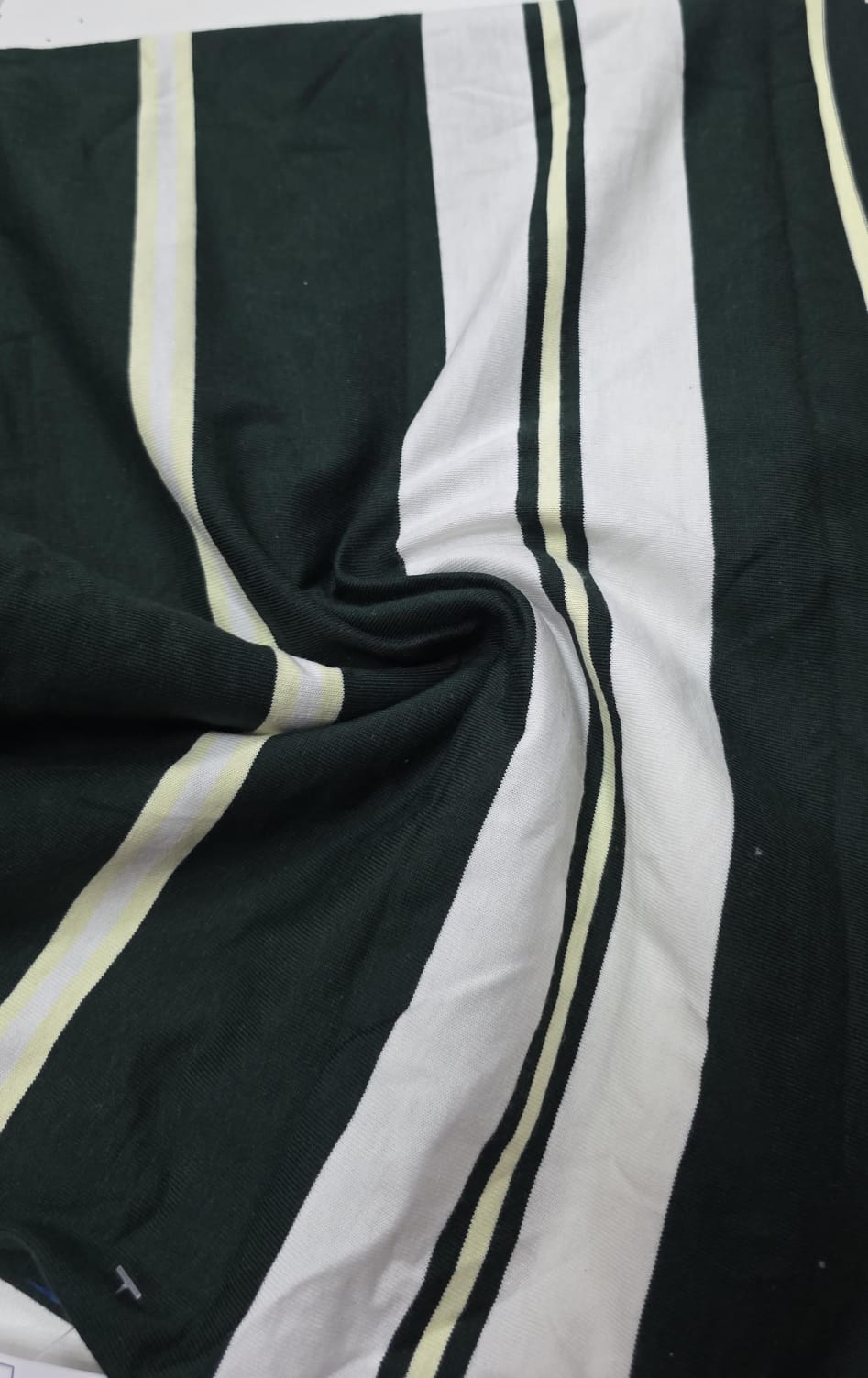 Malha listrada verde e branco de algodão - x Comprimento 0,50 cm x Largura 1,70 m