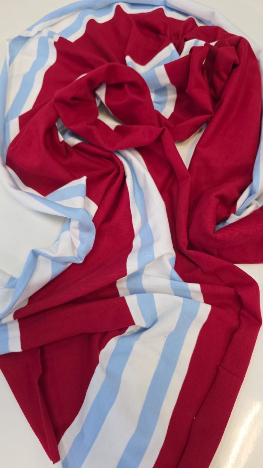 Malha viscolycra listrada azul e vermelha (tira)- x Comprimento 0,30 m x Largura 1,80 m