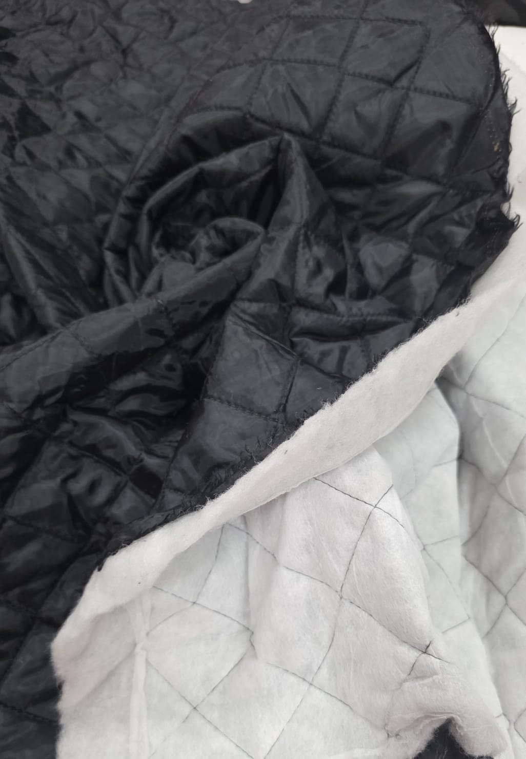 Matelasse triangular preto - Comprimento 1,70 m x Largura 1,45 m 