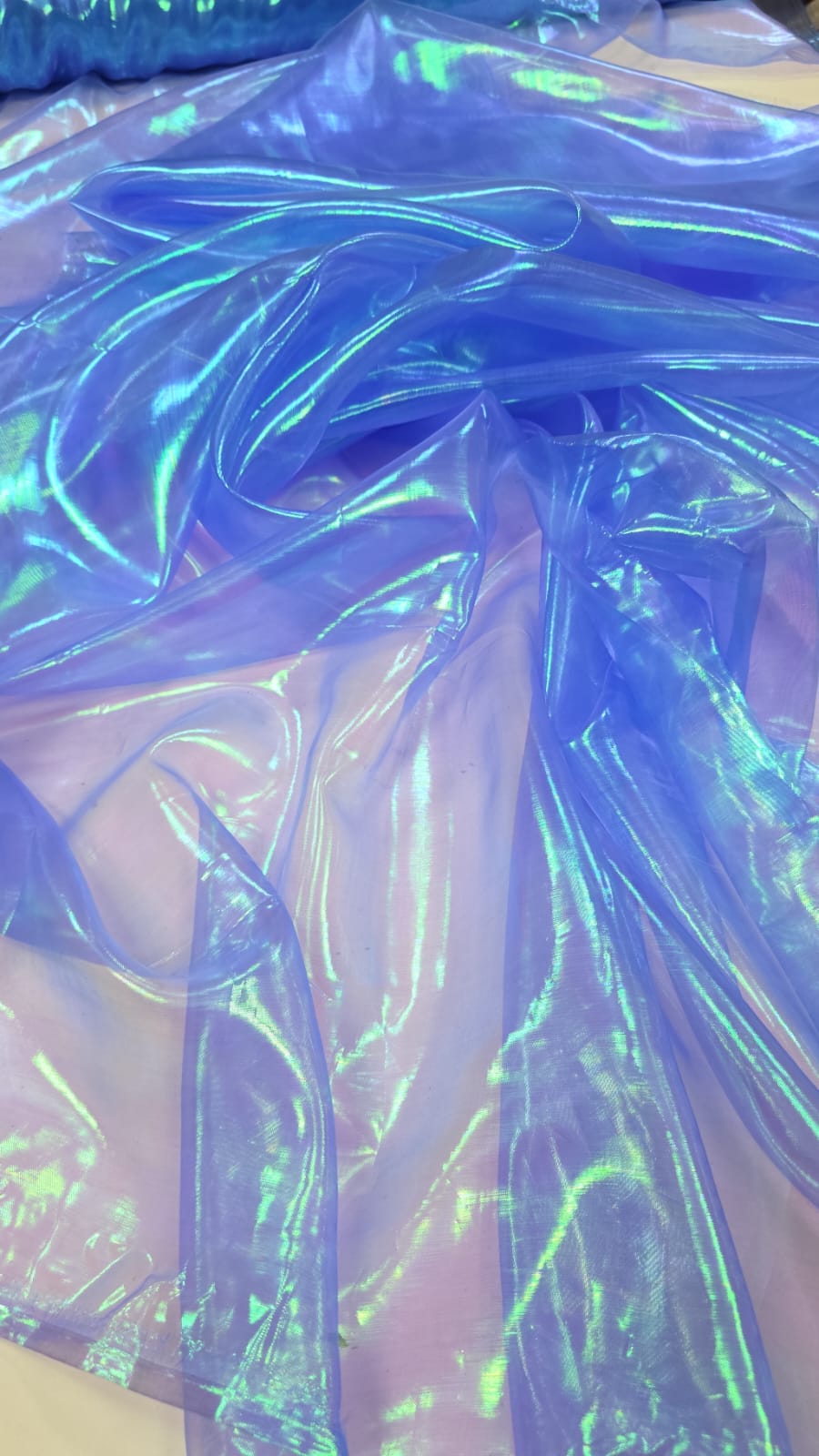 Organza holografica azul leves defeitos (mancha) - Comprimento 3 m x Largura 1,47 m
