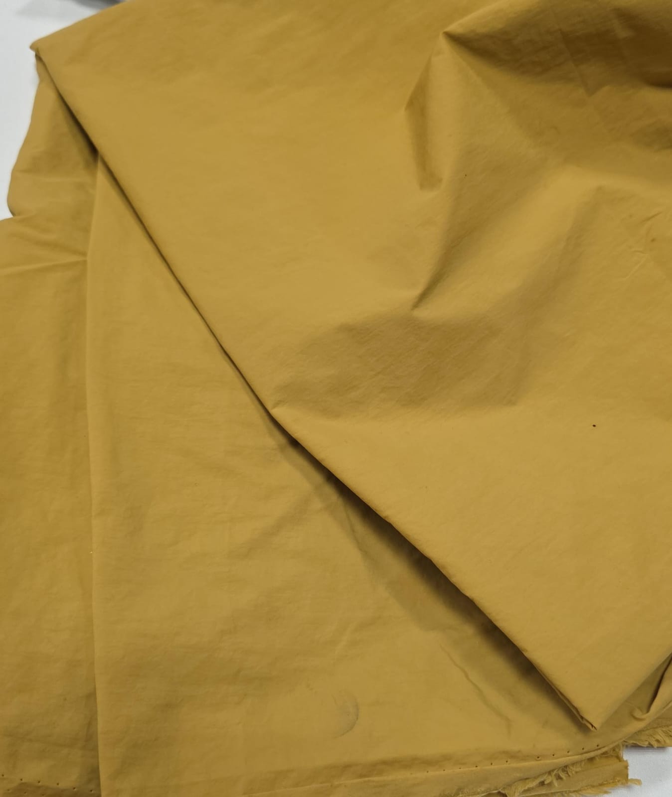 Poliamida mostarda com sujeiras- Comprimento2,50 m x Largura 1,50 m 