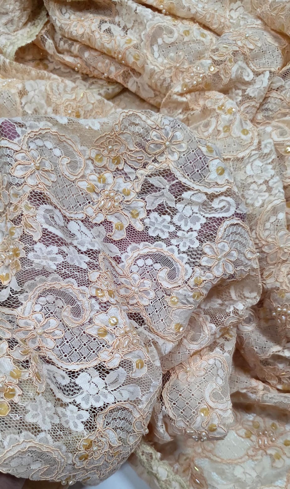 Renda exclusive com soutache e pedrarias creme - Comprimento 3 m x Largura 1,20 m -