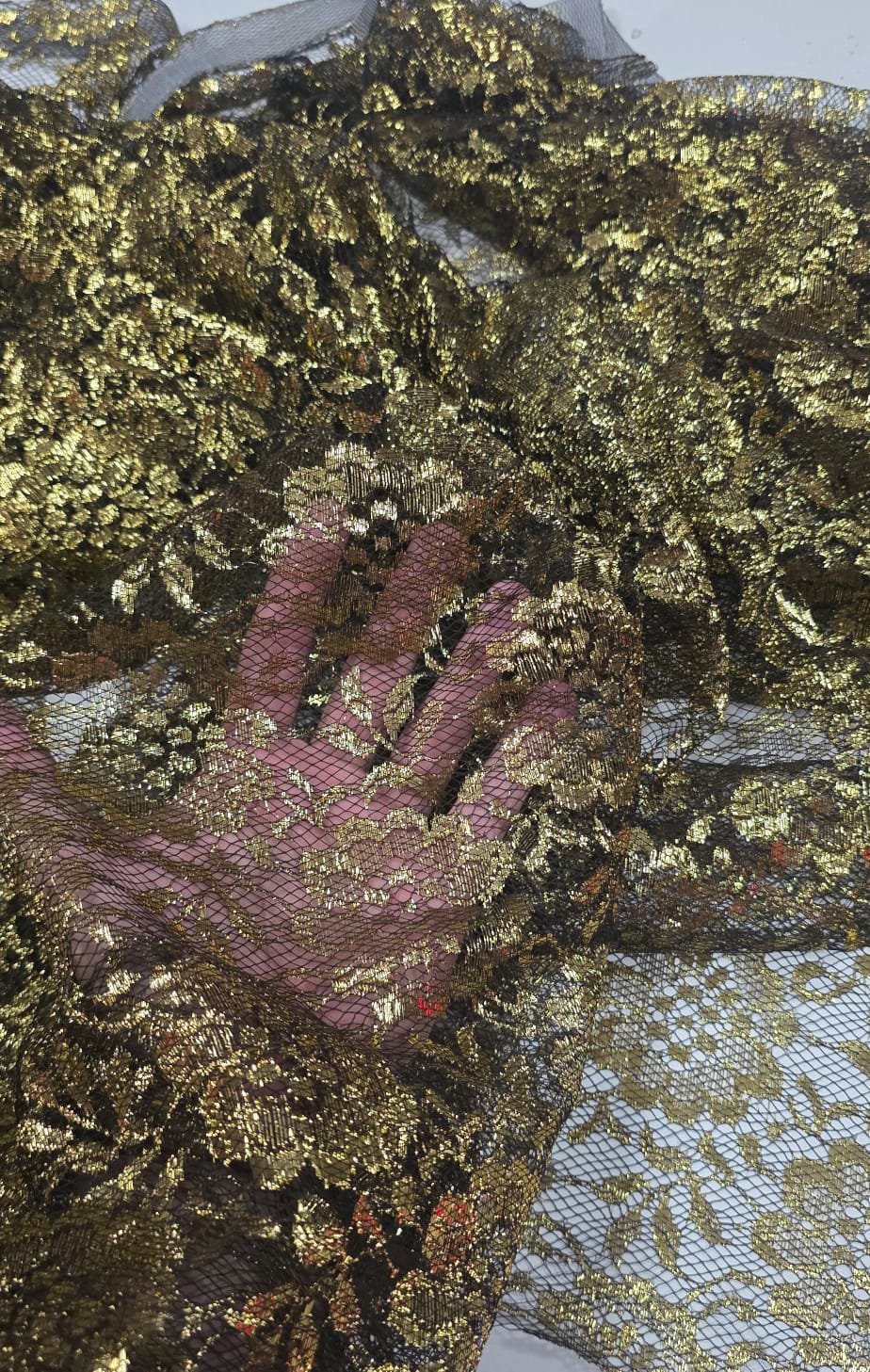 Renda francesa preto com dourado - Comprimento 2 m x Largura 1,60 m