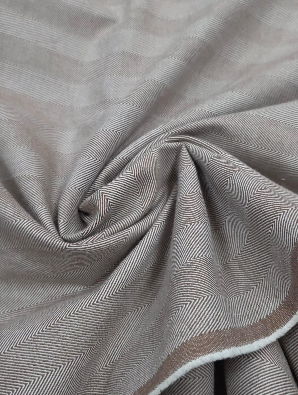 Sarja chevron renaux com elastano marrom com manchas na borda - Comprimento 2 m x Largura 1,40 M