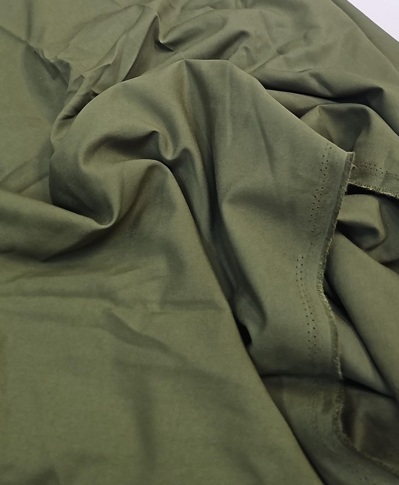 Sarja de poliester verde militar - Comprimento 4 m x Largura 1,40 m 