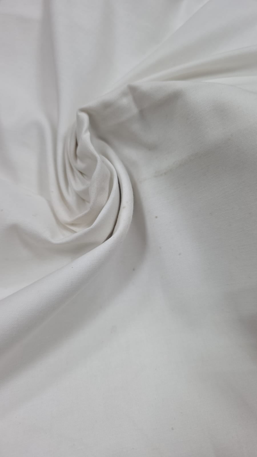 Tricoline 1 qualidade  com manchas  branco 100% algodão - Largura 7,50 m x Largura 1,45 m