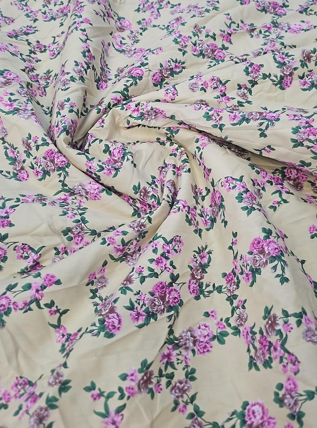Tricoline floral fundo creme  - Comprimento 5,50 cm x Largura 1,47 m  
