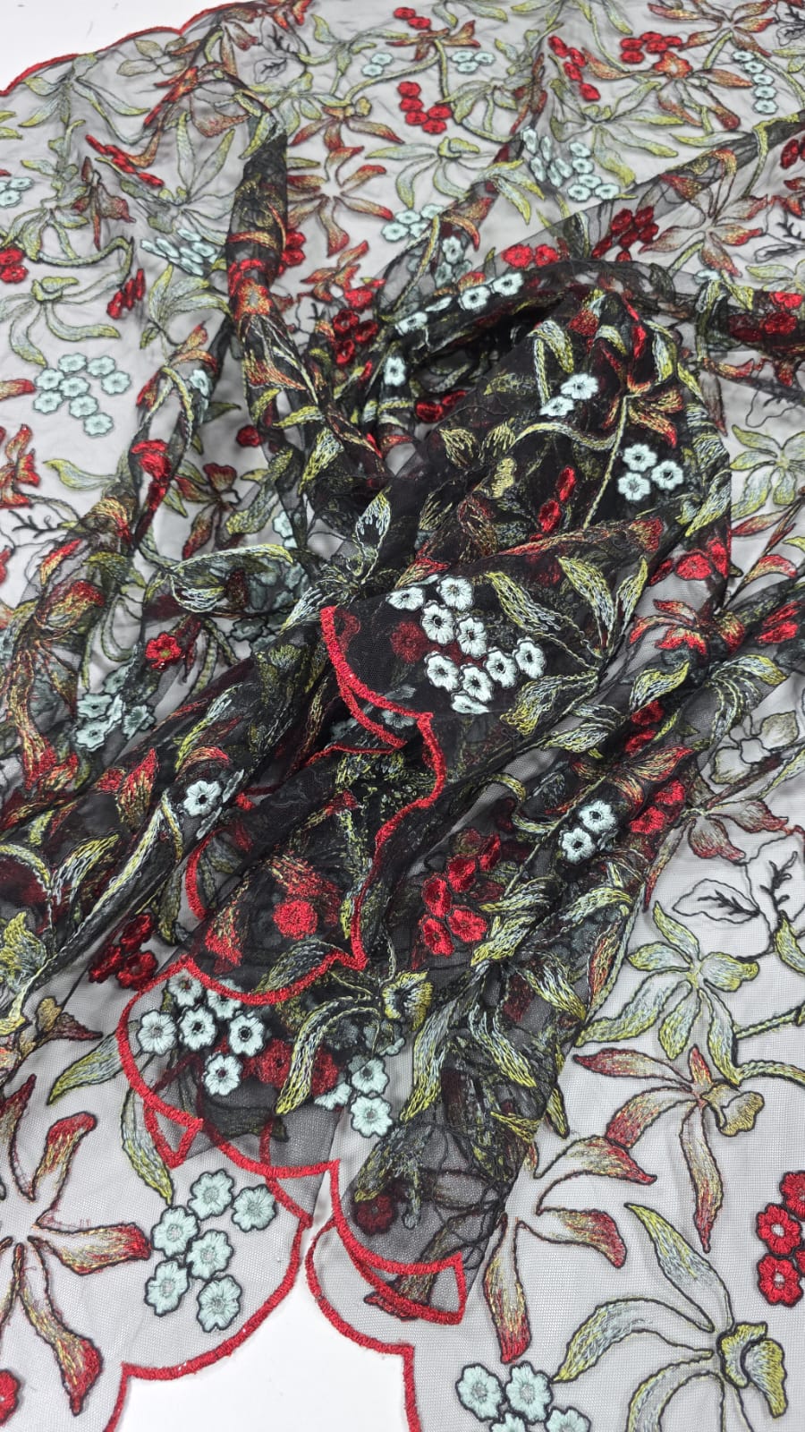 Tule bordado primavera fundo preto - Comprimento 1,60 m x Largura 1,40