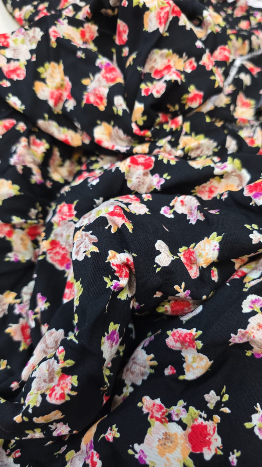Viscolinho estampado floral fundo preto - Comprimento 1,60 m x Largura 1,50 m