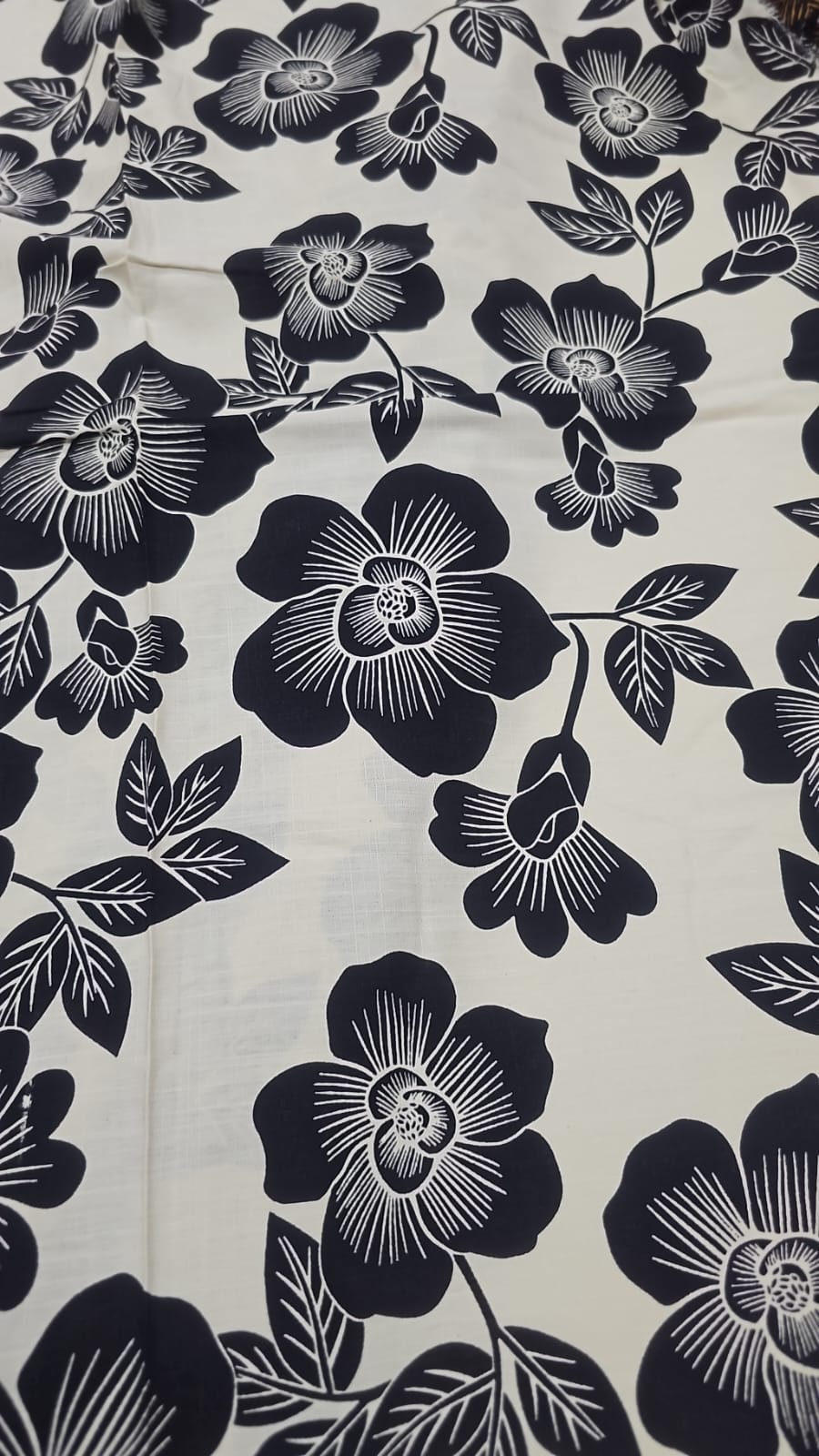 Viscolinho floral creme flores pretas - Largura 1,45 m x Comprimento 4 m 