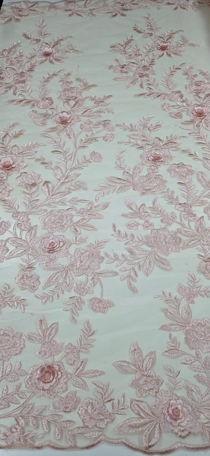 Renda Bordada London 3D Rosa Bebê Fundo Nude Modelo 17