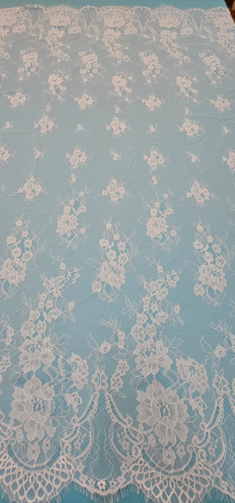 Renda  Chantilly Branco 04 ( CORTE DE 3,20 MTS)