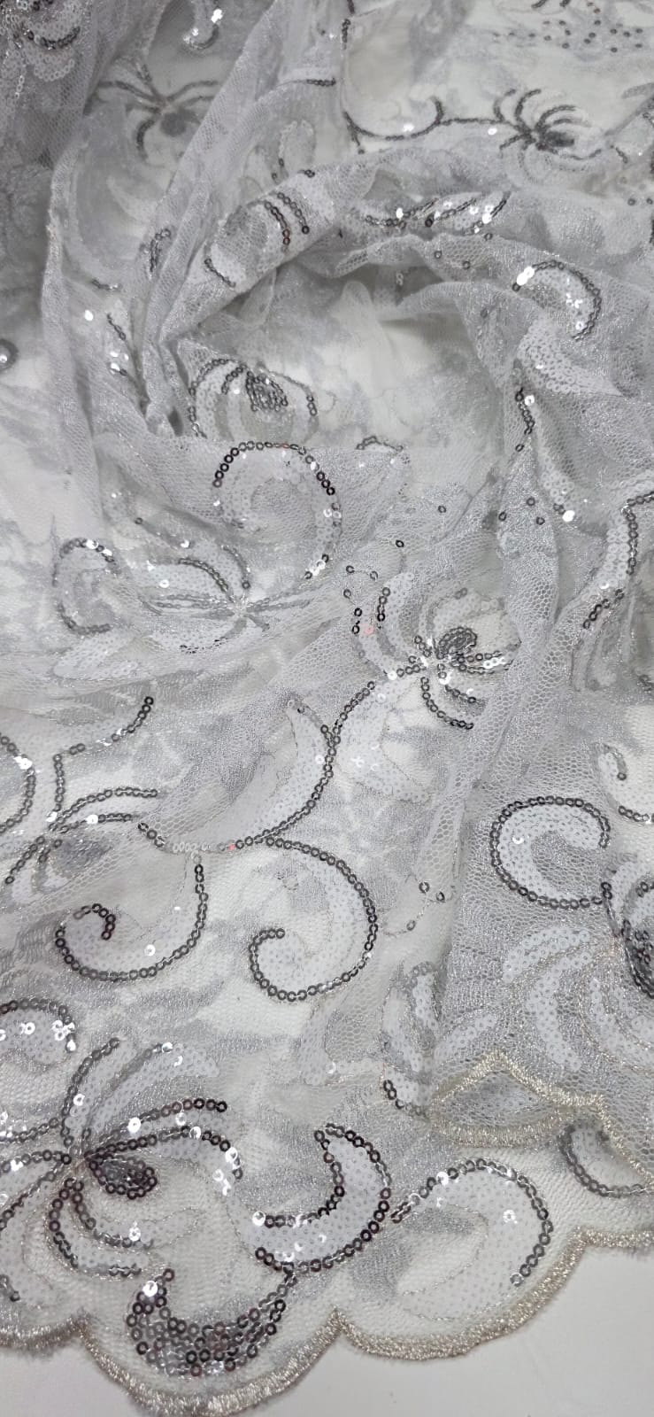 Renda Tipo Chantilly com Fio Metálico Bordado com Paetês