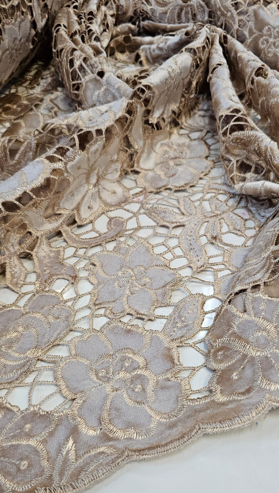 Renda Guipir Aveludada Dourado Claro Modelo ST01 - Só Tecidos - Todo site  em 12x sem Juros!!, image size:907x1600