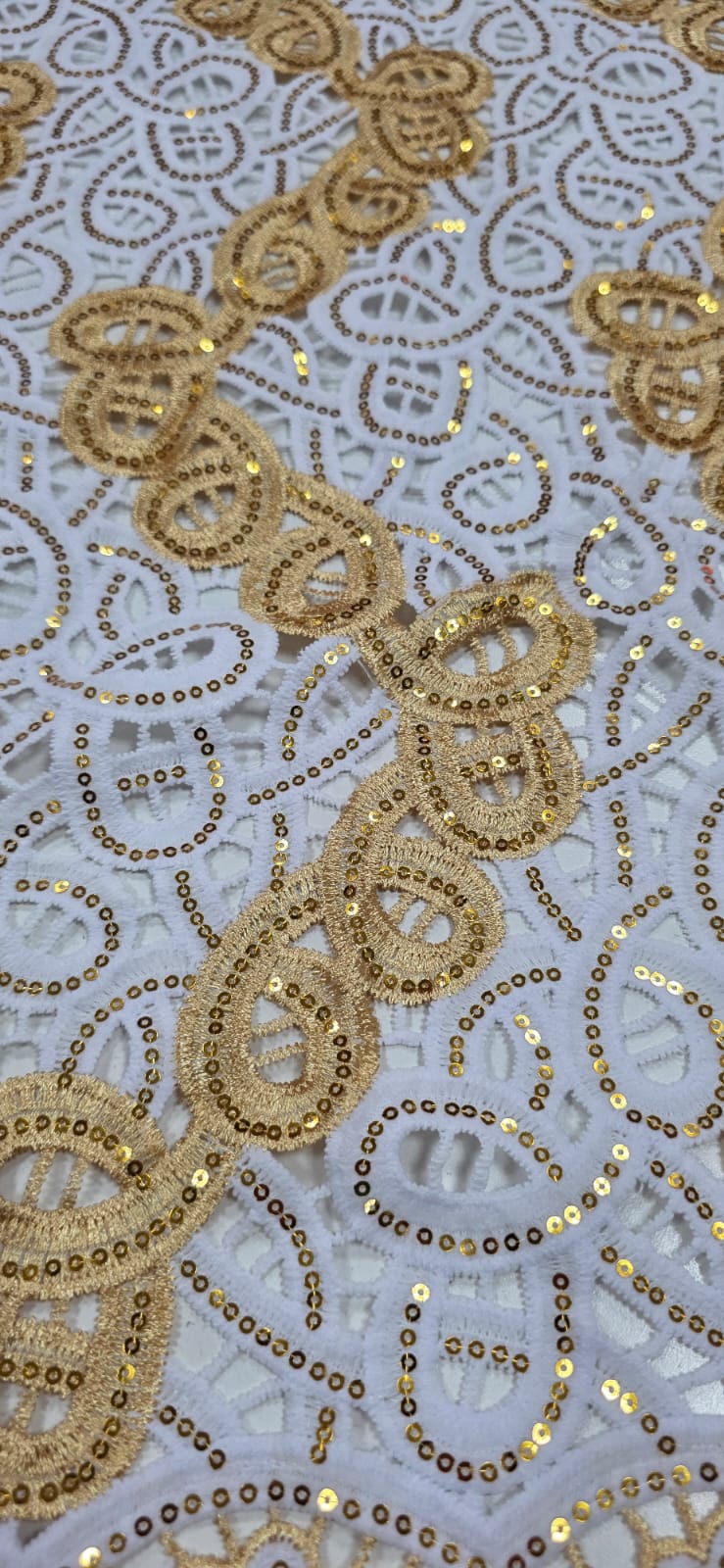 Renda Guipir Nigeriana Bordada Dourado com Branco Modelo 02 (corte de 4,50 m)