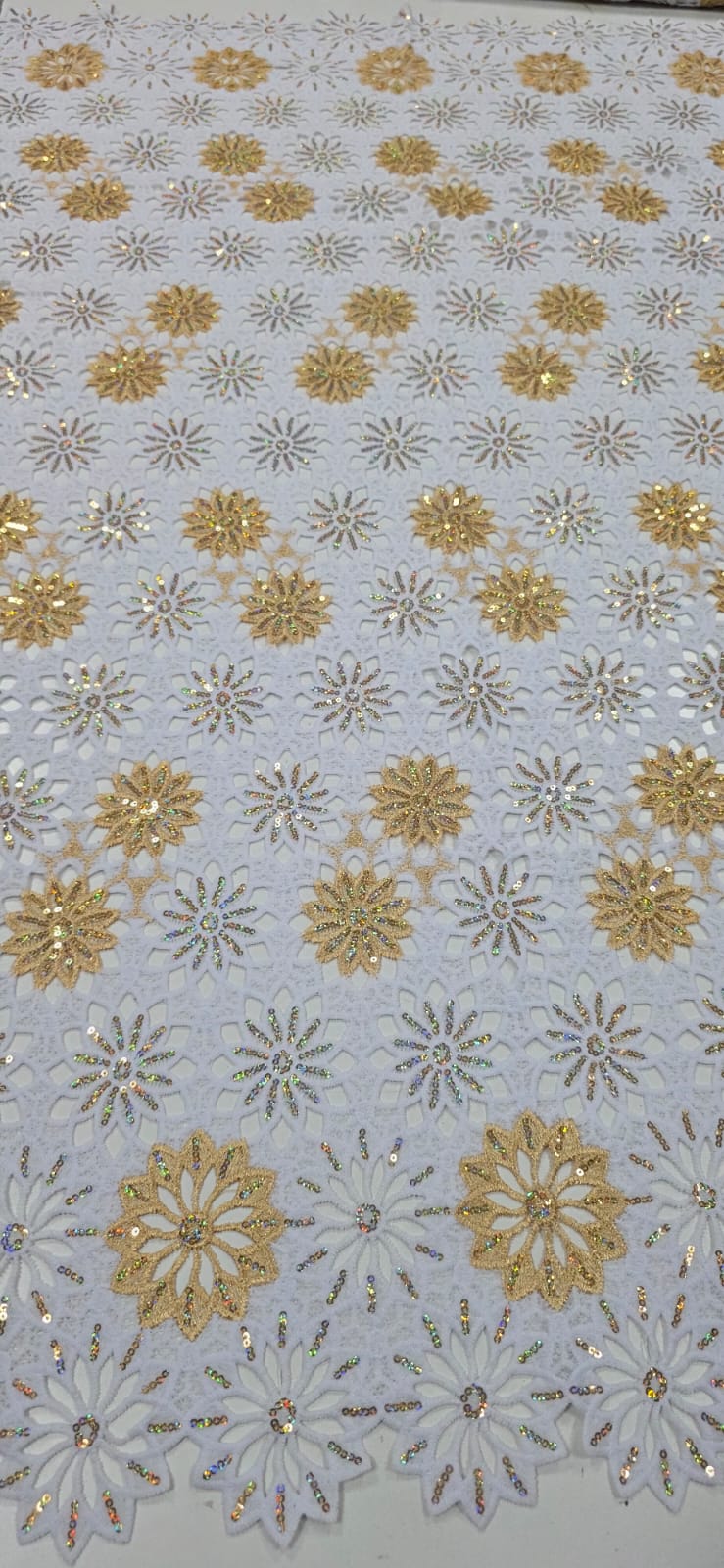 Renda Guipir Nigeriana Bordada Dourado com Branco Modelo 05 (corte de 4,50 m)