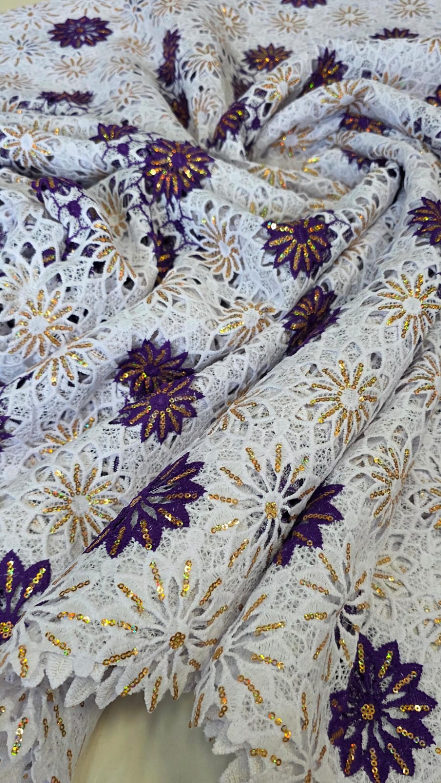 Renda Guipir Nigeriana Bordada Roxo com Dourado (corte de 4,50 m)