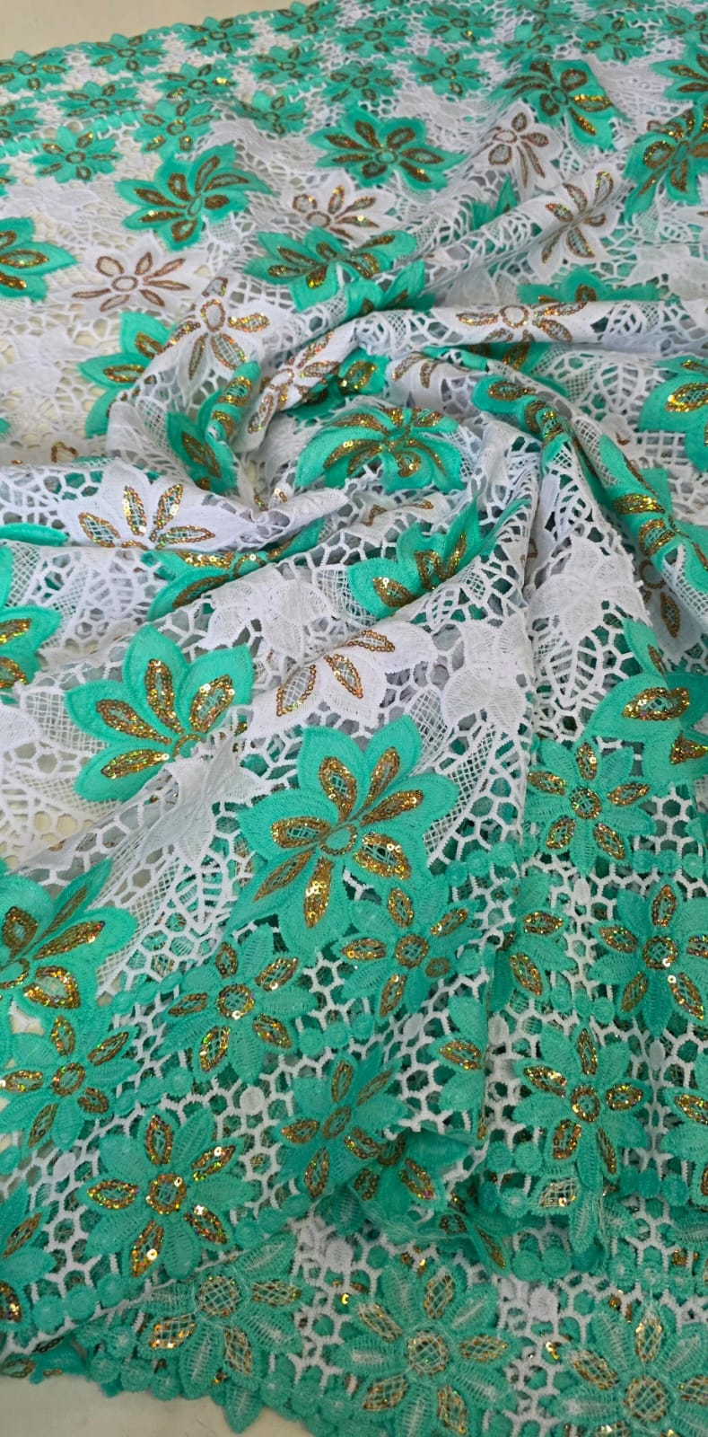 Renda Guipir Nigeriana Bordada Verde Água com Dourado (corte de 4,50 m)