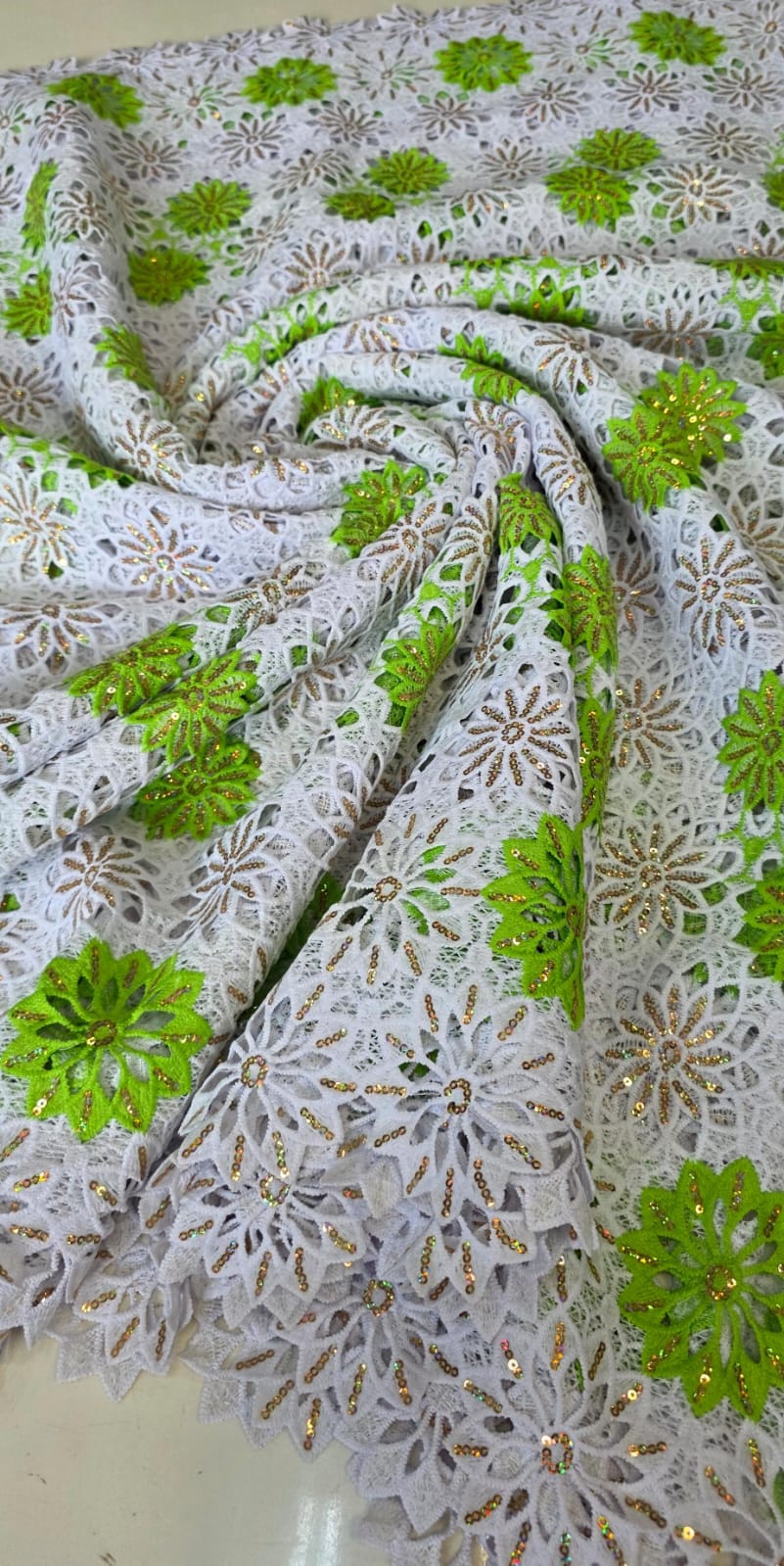 Renda Guipir Nigeriana Bordada Verde Limão com Dourado (corte de 4,50 m)