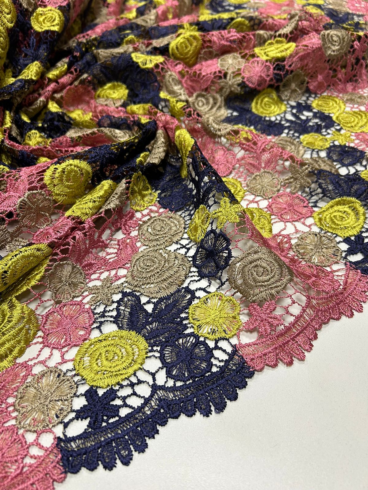 Renda Guipir Verão Multicolor Tons de Rosa/Amarelo/Azul Marinho