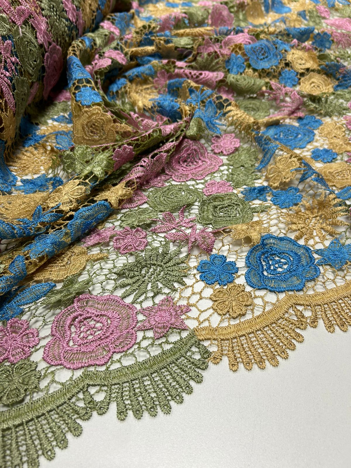 Renda Guipir Verão Multicolor Tons de Verde Oliva/Rosa/Dourado