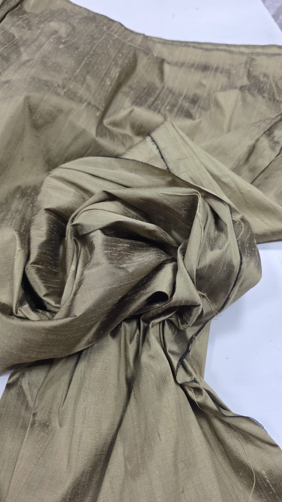 Shantung de seda pura verde oliva  - Comprimento 1,20 m x Largura 1,40 m