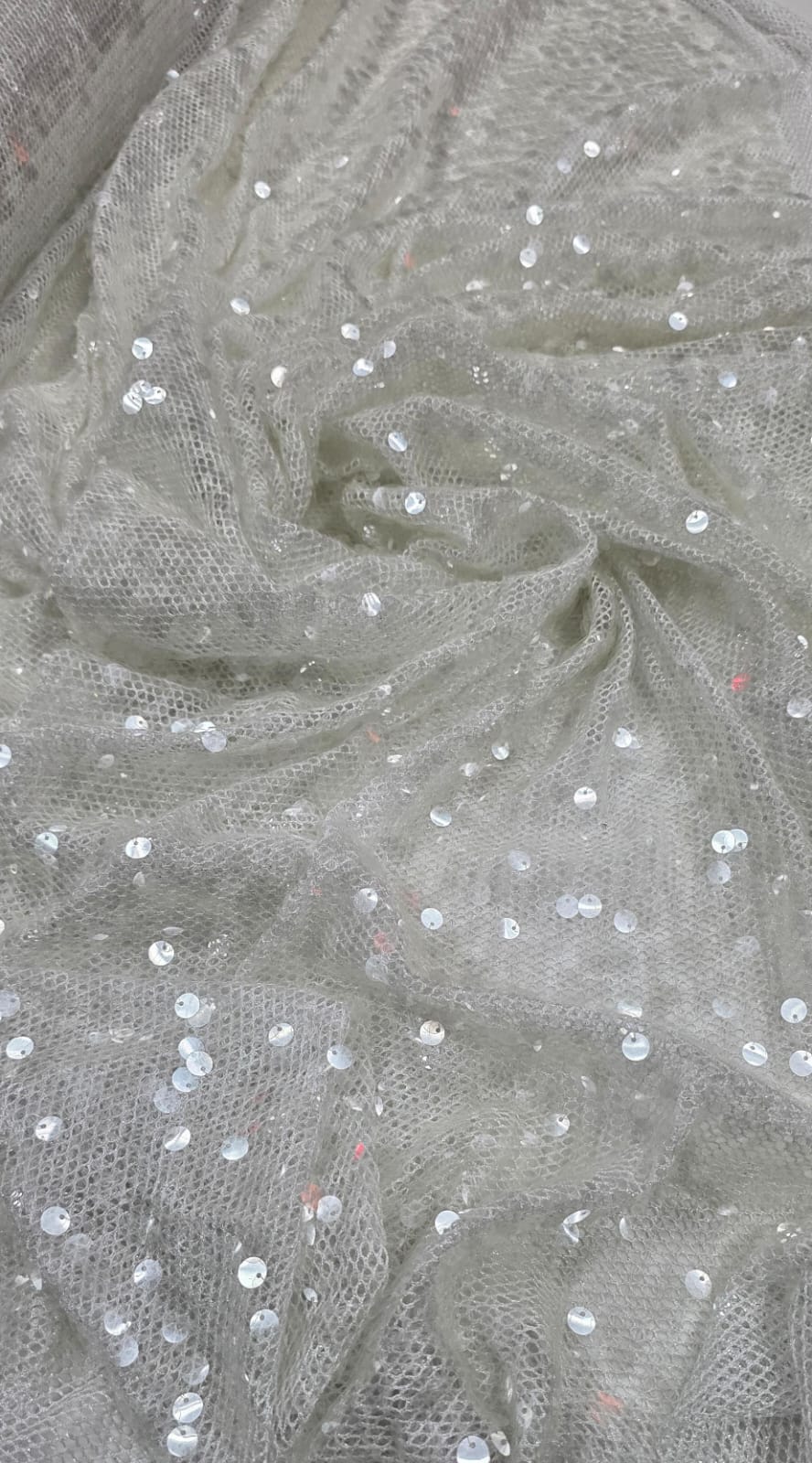 Tela Arrastão Fancy com Foil e Bordado em Paetês Transparentes Branco
