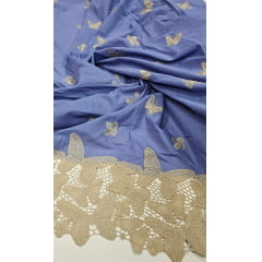 Cambraia Bordada Fundo Azul Celeste com Barrado em Guipir de Borboletas Kaki  - Largura 1,30 m x Comprimento 1,65 m 