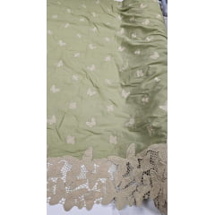Cambraia Bordada Fundo Verde Oliva com Barrado em Guipir de Borboletas Kaki    - Largura 1,30 m x Comprimento 1,30 m 