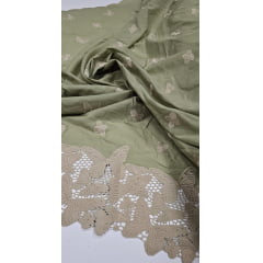 Cambraia Bordada Fundo Verde Oliva com Barrado em Guipir de Borboletas Kaki    - Largura 1,30 m x Comprimento 0,90 cm
