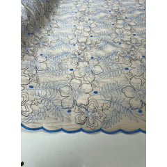 Cambraia Bordada Floral Azul - Comprimento 1,50 m x Largura 1,30 m 