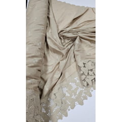 Cambraia Bordada Fundo Kaki com Barrado em Guipir de Borboletas Kaki   - Comprimento 0,90 cm x Largura 1,30 m 