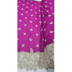 Cambraia Bordada Fundo Fúcsia com Barrado em Guipir de Borboletas Kaki - Comprimento 3 m x Largura 1,30 m