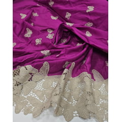 Cambraia Bordada Fundo Fúcsia com Barrado em Guipir de Borboletas Kaki - Comprimento 1 m x Largura 1,30 m 