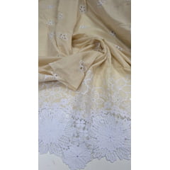 Layse Bordada Amarelo Claro com Barrado em Renda Guipir Branca 664  COM MANCHA- Comprimento 0,70 cm x Largura 1,30 m
