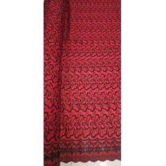Layse Austríaca Fundo Vermelho Bordada com Preto - Comprimento 0,60 cm x Largura 1,30 m Layse Austríaca Fundo Vermelho Bordada com Preto - Comprimento 0,60 cm x Largura 1,30 m