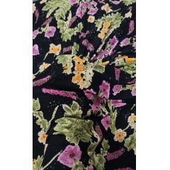 Malha Layse Estampada Fundo Preto Flores Lilás e Verde