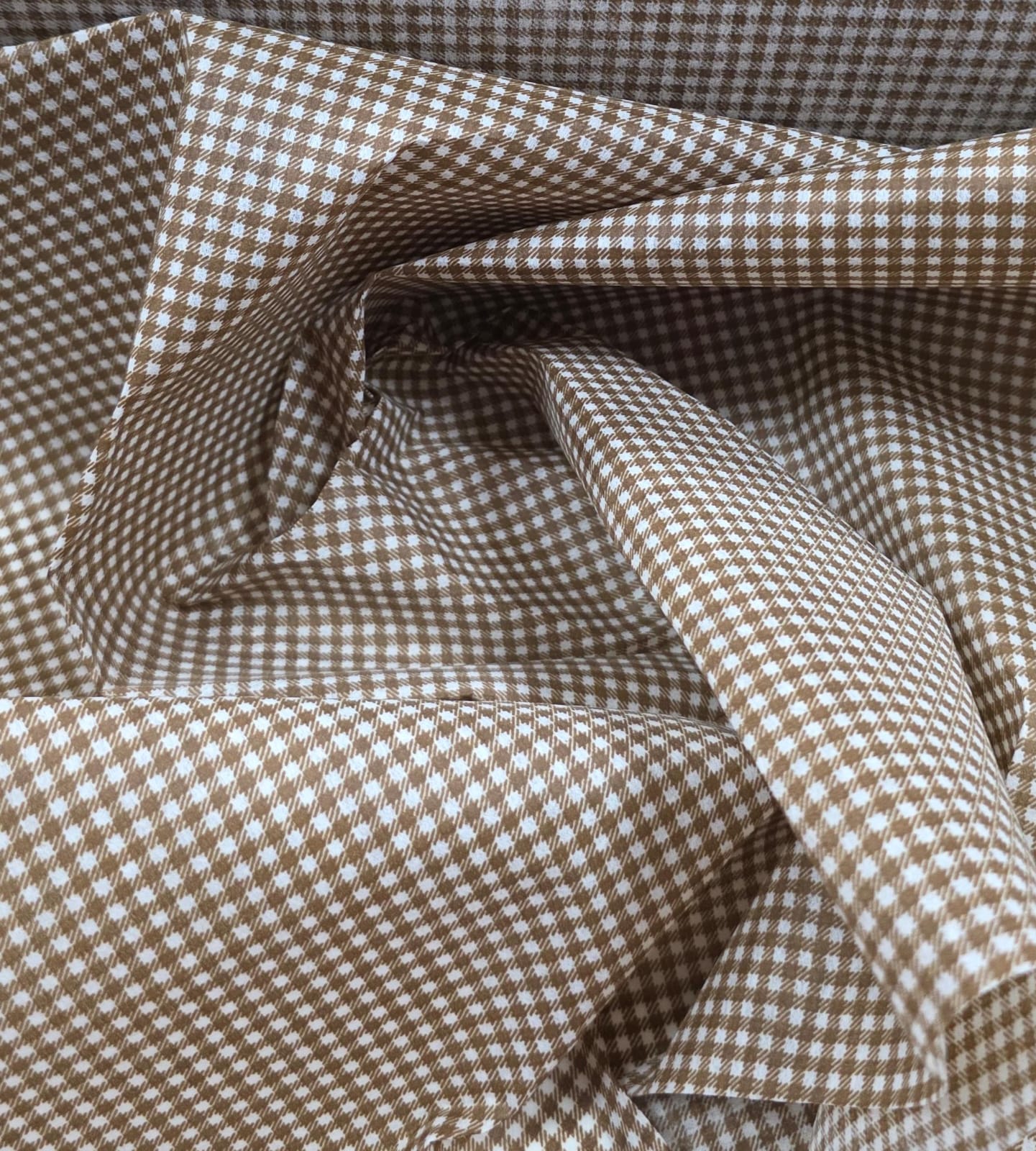 TNT de Viscose Engomado Xadrez Marrom