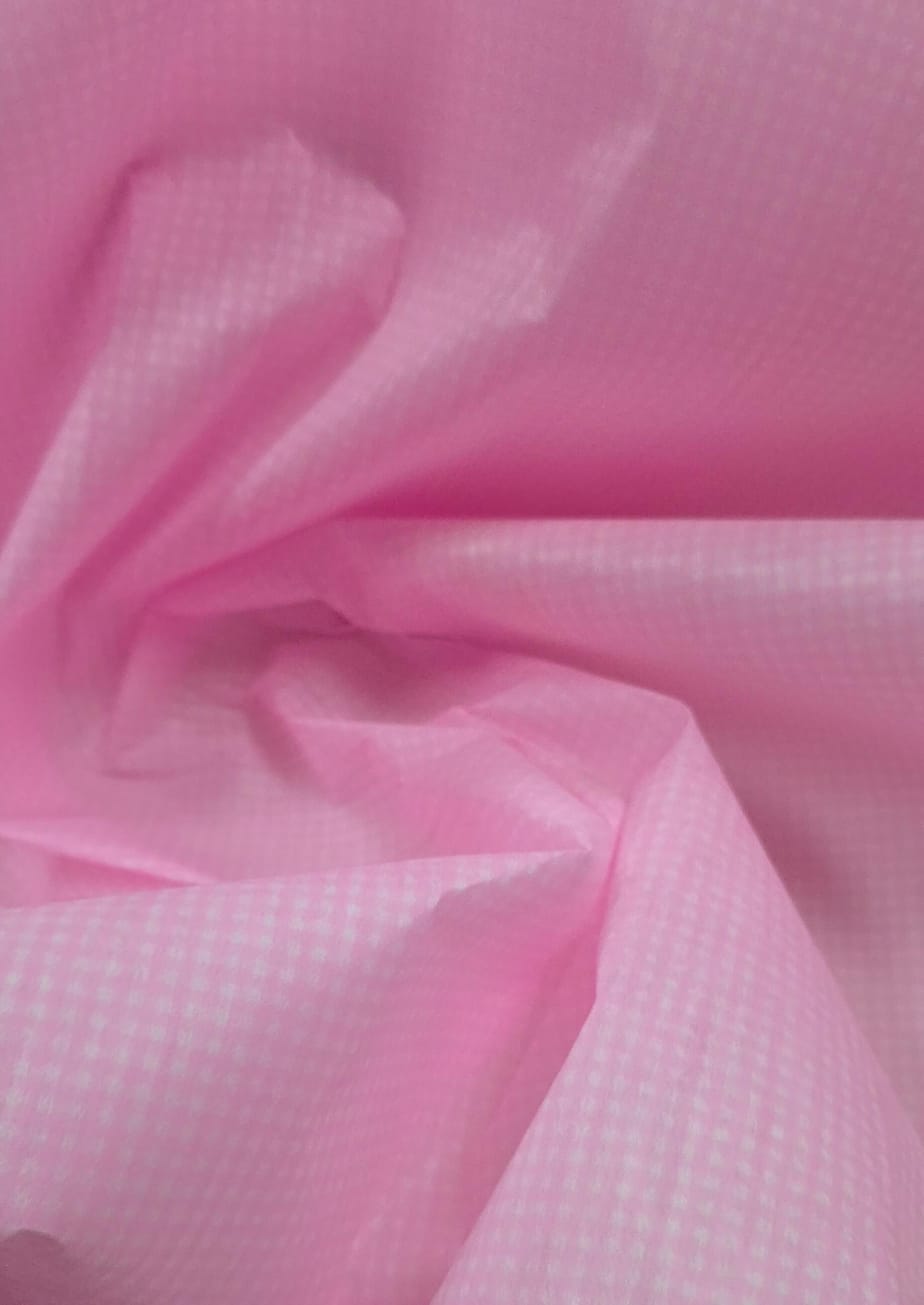 TNT de Viscose Engomado Xadrez Rosa Bebê