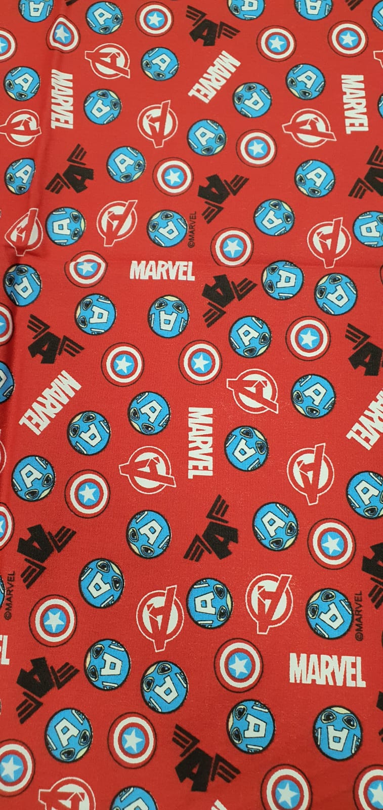 Tricoline Estampada Avengers Fundo Vermelho Coleção Fernando Maluhy 100% algodão - Com Leves Defeitos