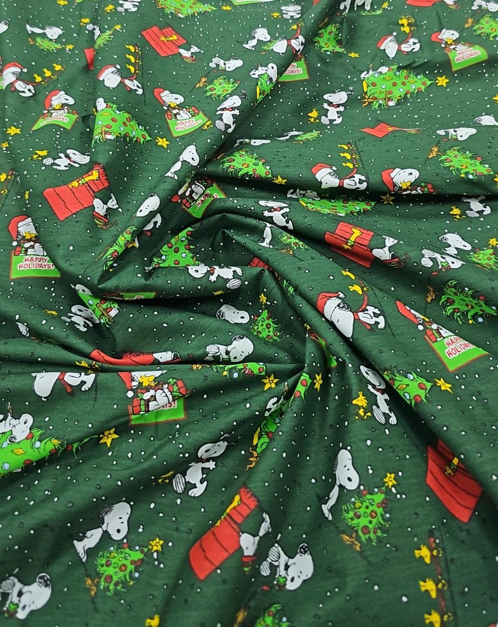 Tricoline Estampado Snoopy Natal Fundo Verde - Fernando Maluhy  