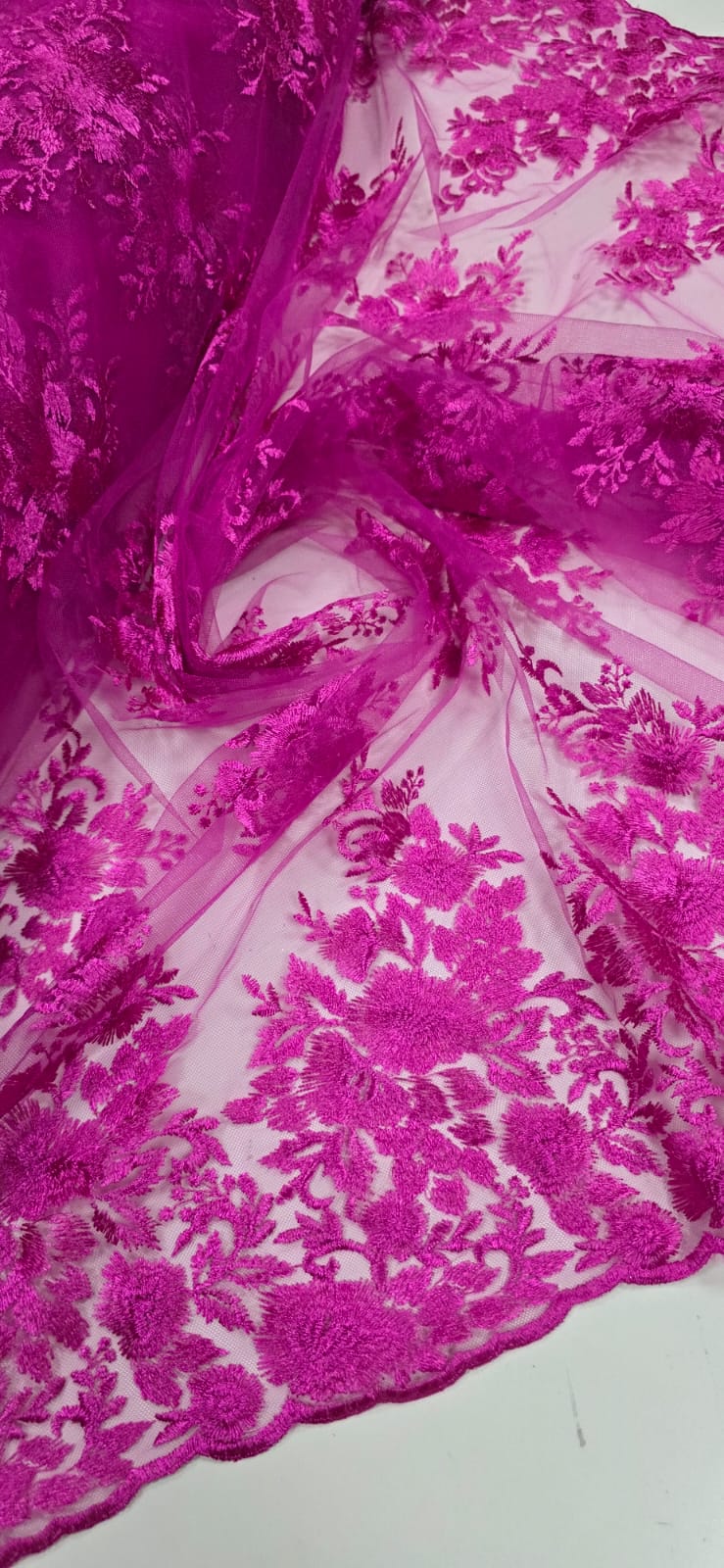Tule Bordado com Bico Fucsia 144