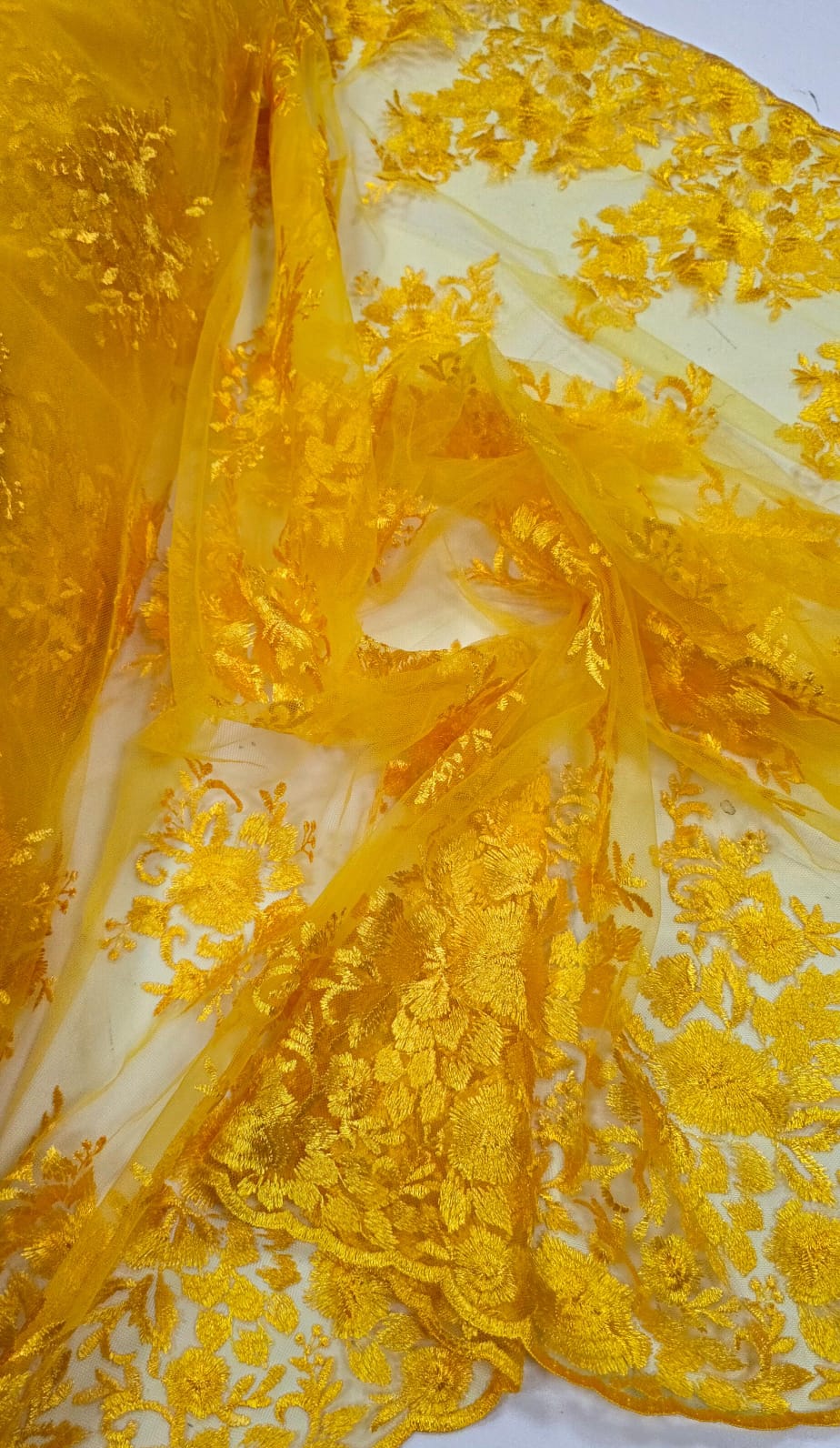 Tule Bordado com Bico Amarelo Ouro Modelo 144