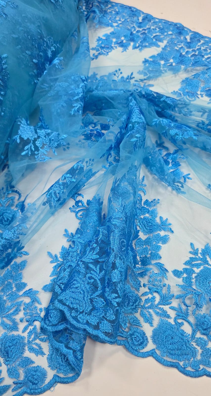 Tule Bordado com Bico Azul Turquesa Modelo 144