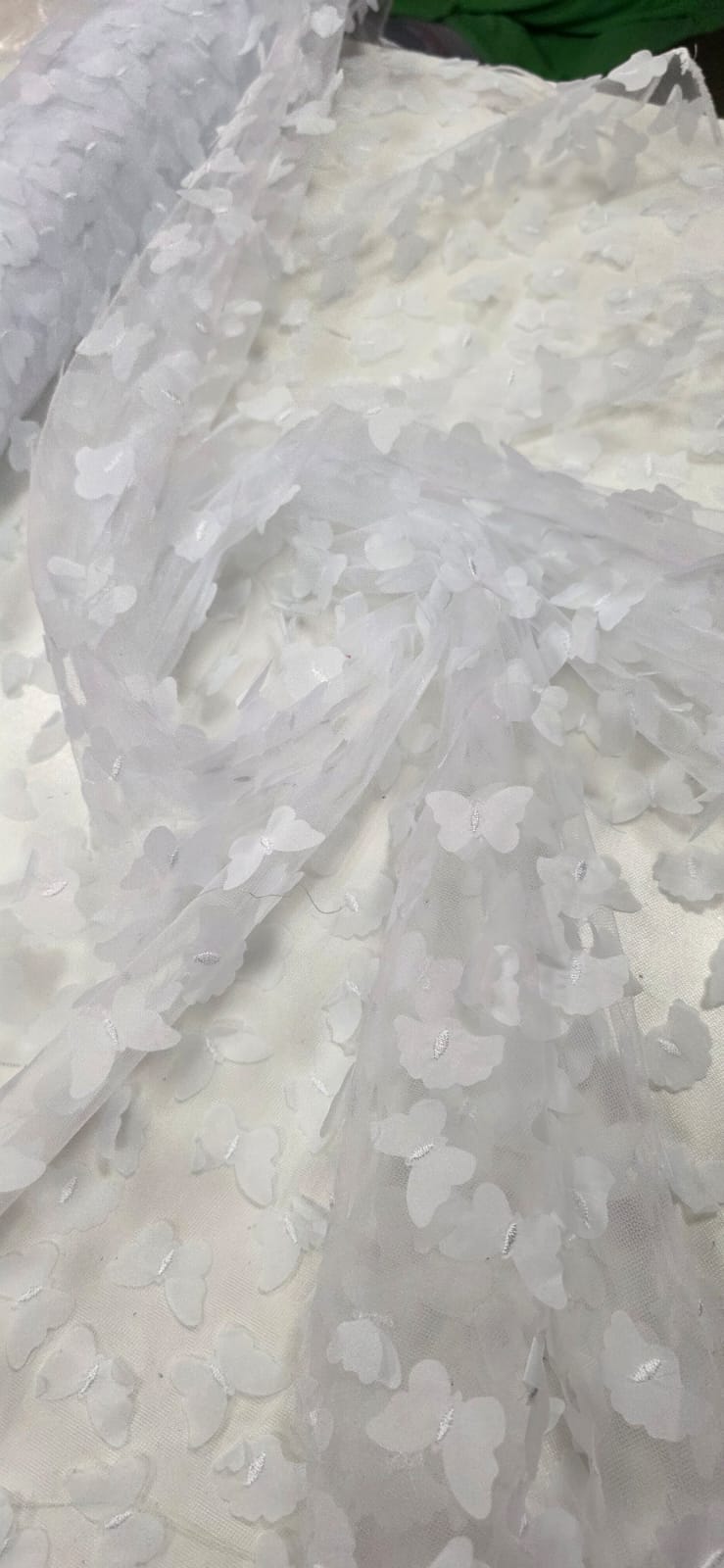 Tule Bordado com Borboletas em 3D Branco