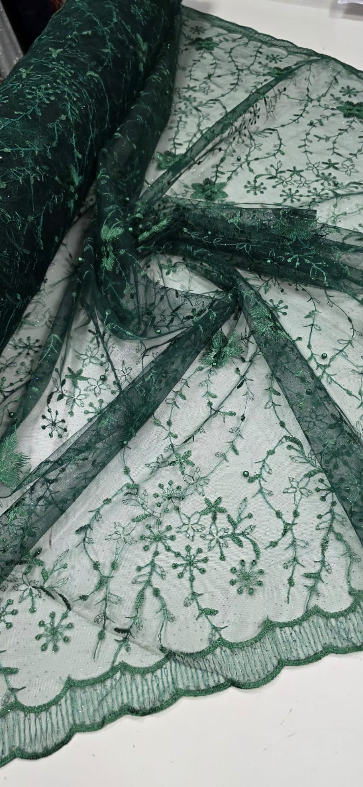 Tule Bordado com Pérolas e Glitter Turim Verde Floresta Modelo 05